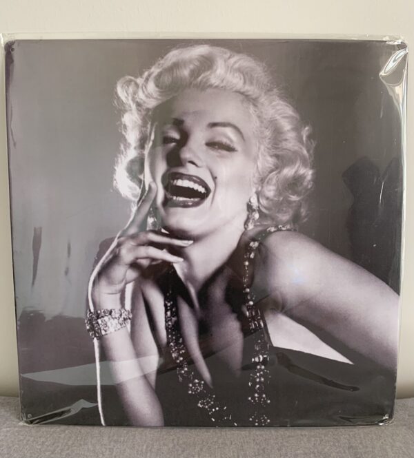 Metallist seinapilt Marilyn Monroe