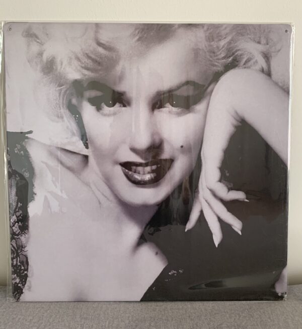 Metallist seinapilt Marilyn 2